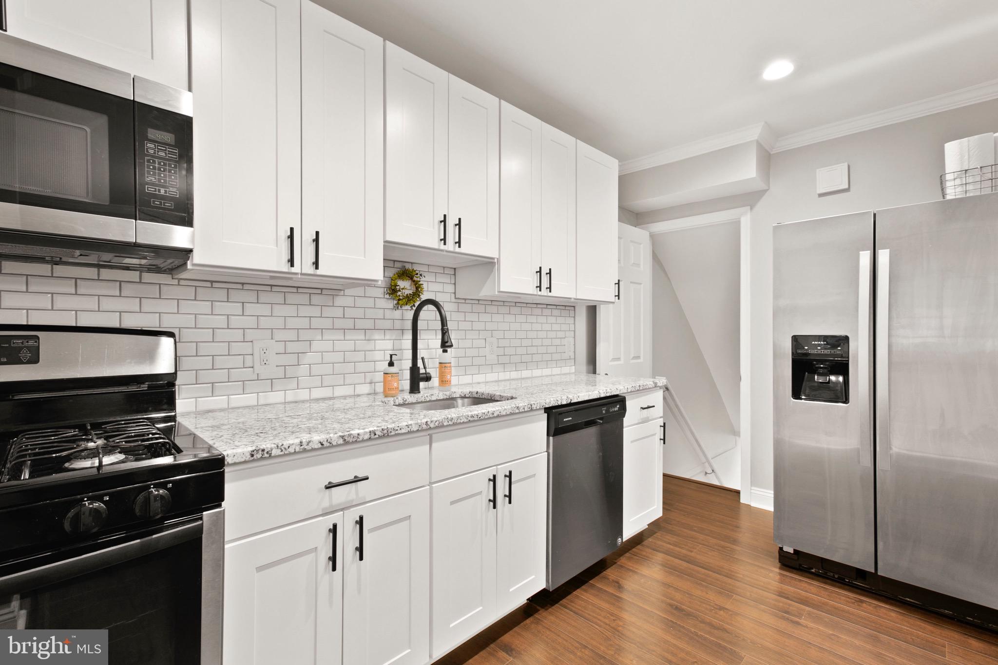 8054 Wallace Road Dundalk, MD 21222 - Photo 17 of 31 Lovely kitchen with backspalsh