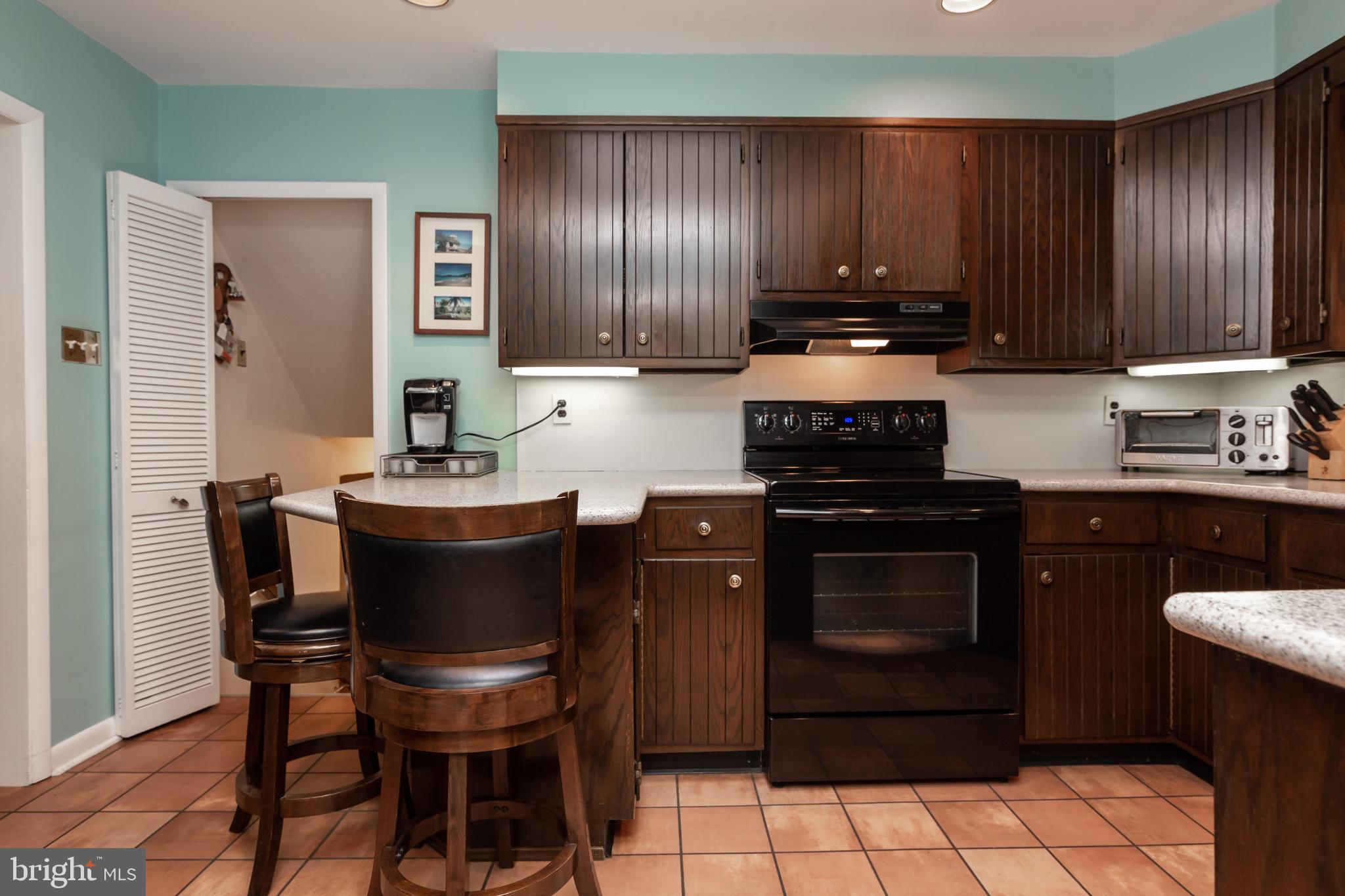 618 Brookwood Road Wayne, PA 19087 - Photo 14 of 35 Kitchen with extended counter/bar stool area