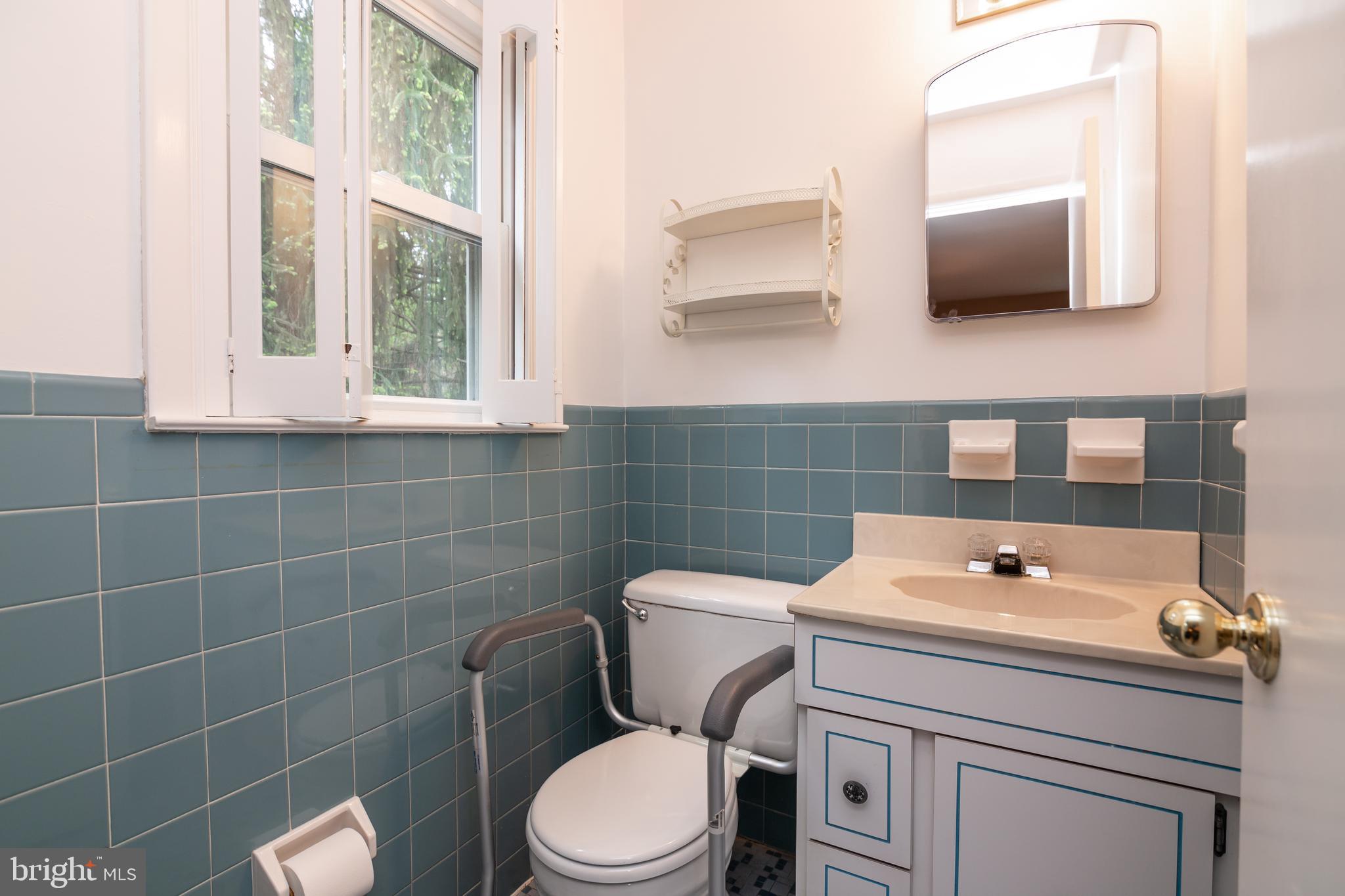 618 Brookwood Road Wayne, PA 19087 - Photo 22 of 35 Powder room, Master bedroom