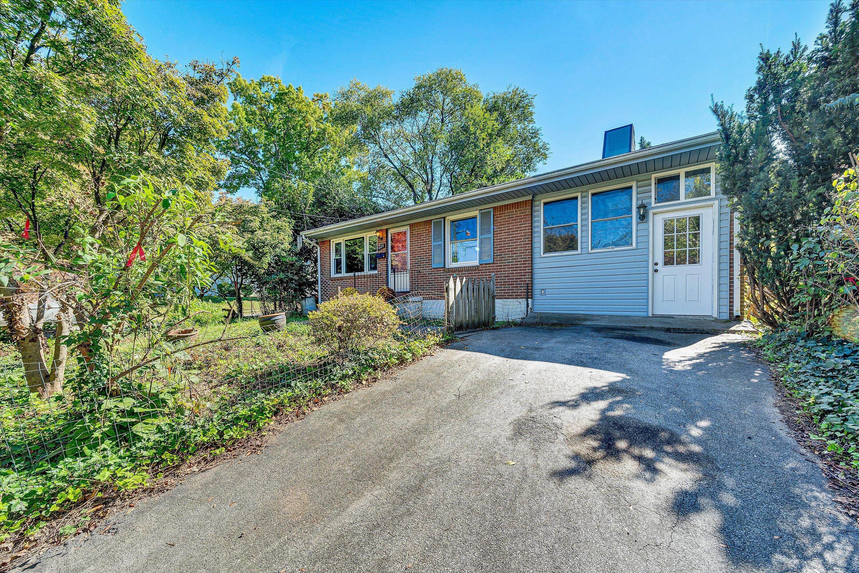 1602 Maiden Lane Southwest Roanoke, VA 24015 - Photo 2 of 38 02-VM-03584