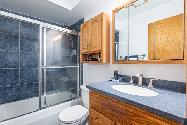 $425,000 | 2335 West Greenleaf Avenue, Chicago, IL 60645