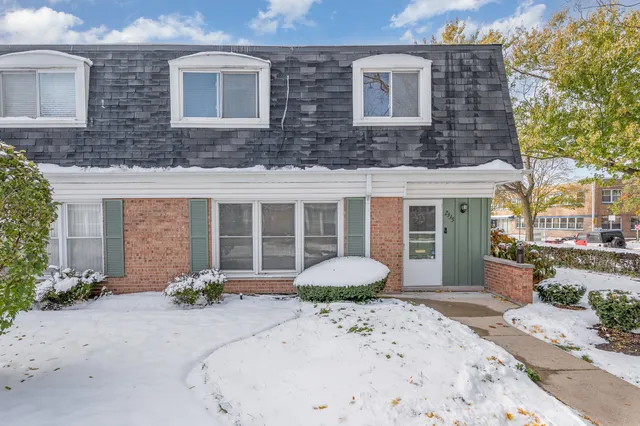 $425,000 | 2335 West Greenleaf Avenue, Chicago, IL 60645