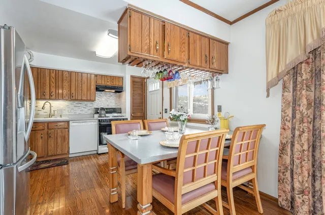 $425,000 | 2335 West Greenleaf Avenue, Chicago, IL 60645