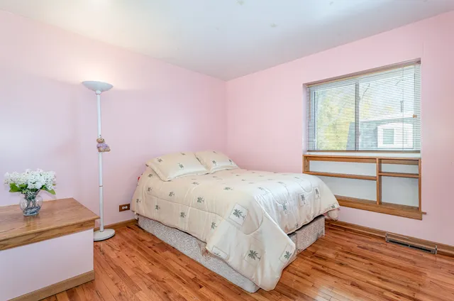 $425,000 | 2335 West Greenleaf Avenue, Chicago, IL 60645