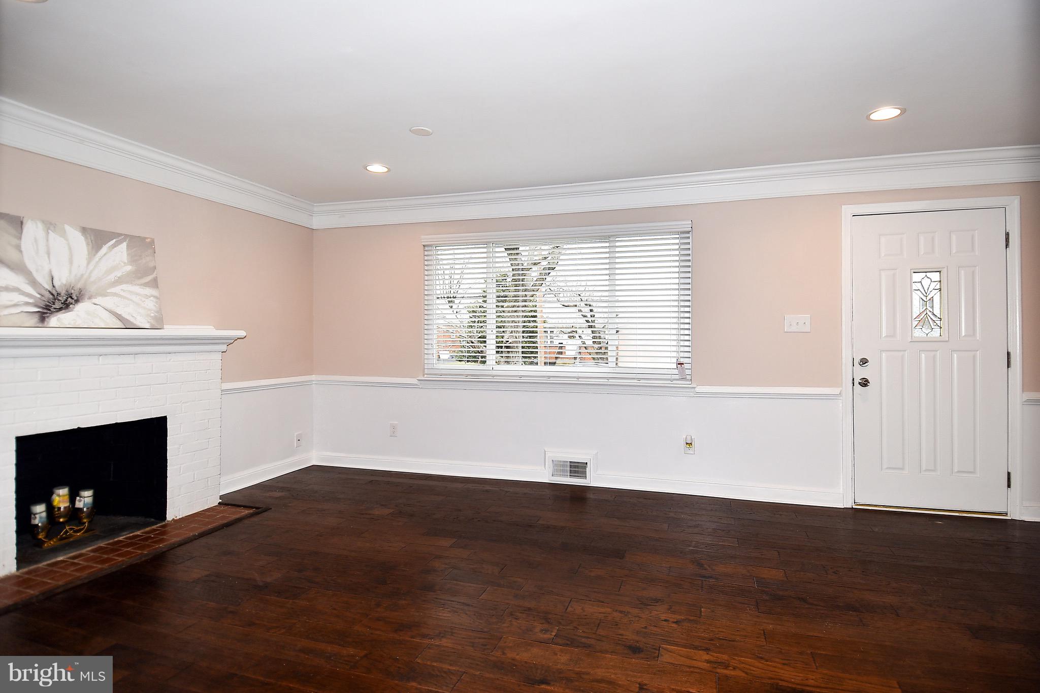 5914 Erving Street Springfield, VA 22150 - Photo 8 of 42 Living Room