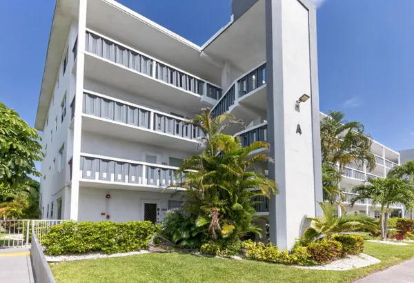 $235,000 | 2002 Berkshire East, Unit 2002, Deerfield Beach, FL 33442