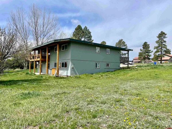a view of yard with green space
