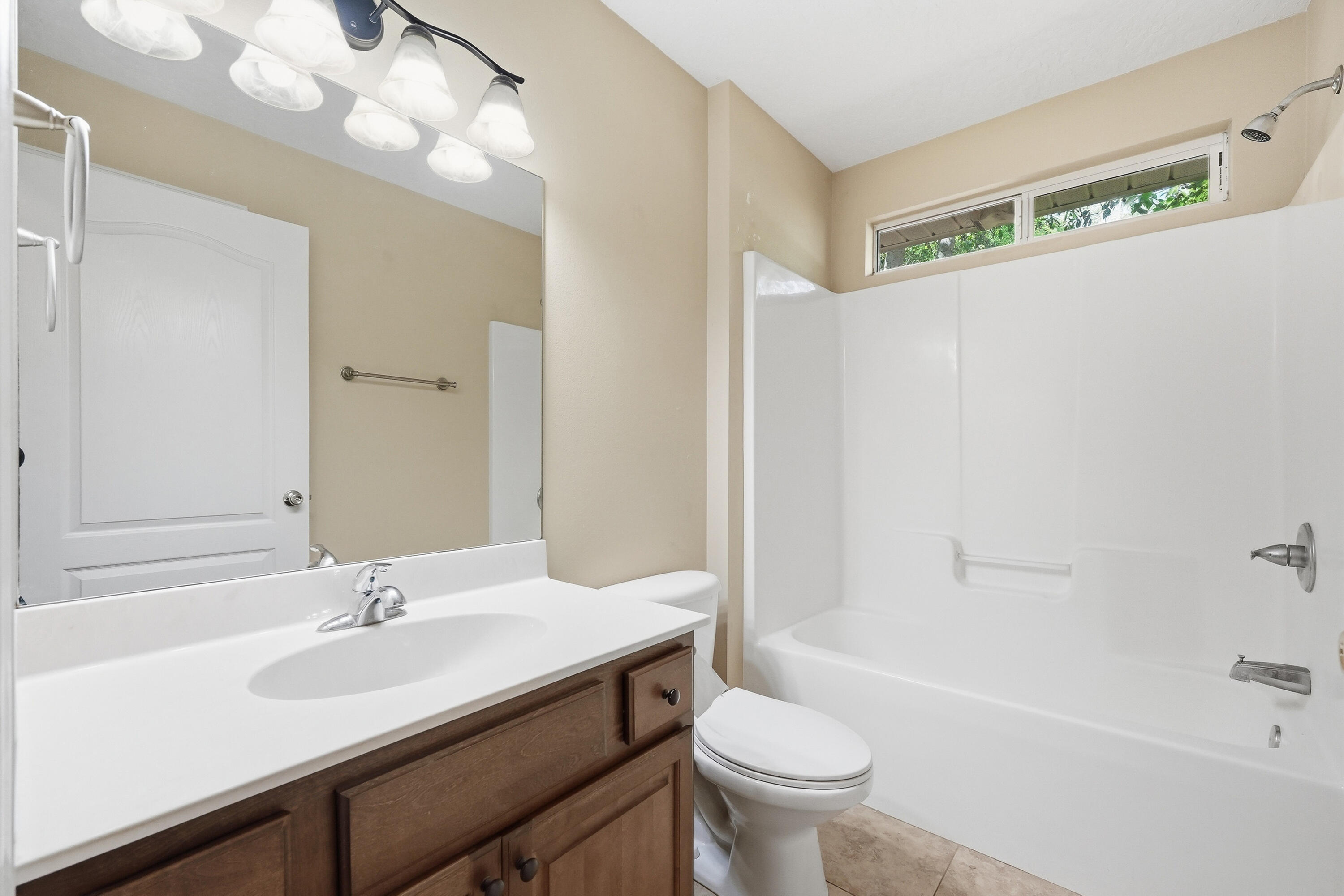 18 Pryor Road Southeast Fort Walton Beach, FL 32548 - Photo 41 of 49 Guest Bathroom