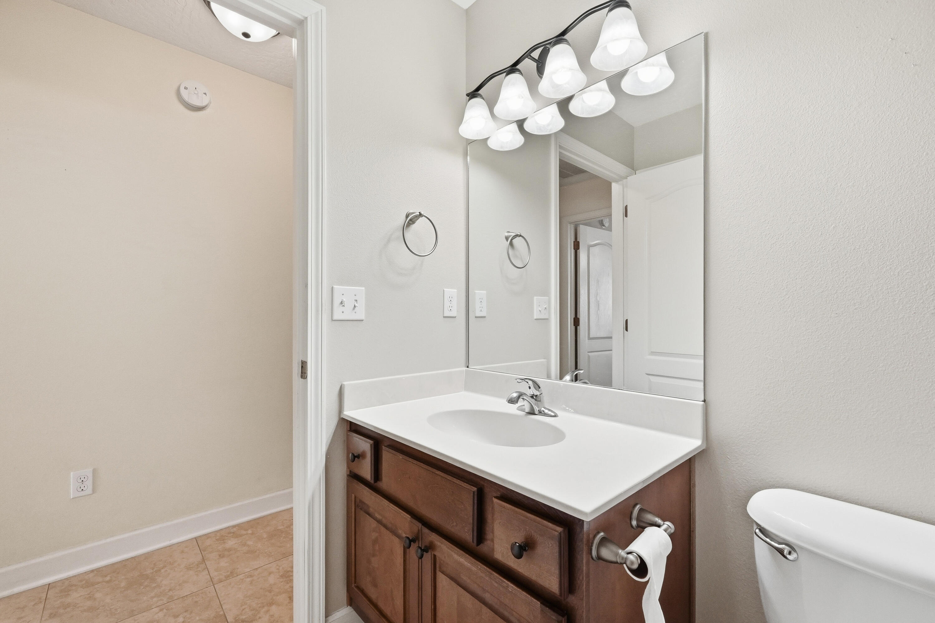 18 Pryor Road Southeast Fort Walton Beach, FL 32548 - Photo 42 of 49 Guest Bathroom