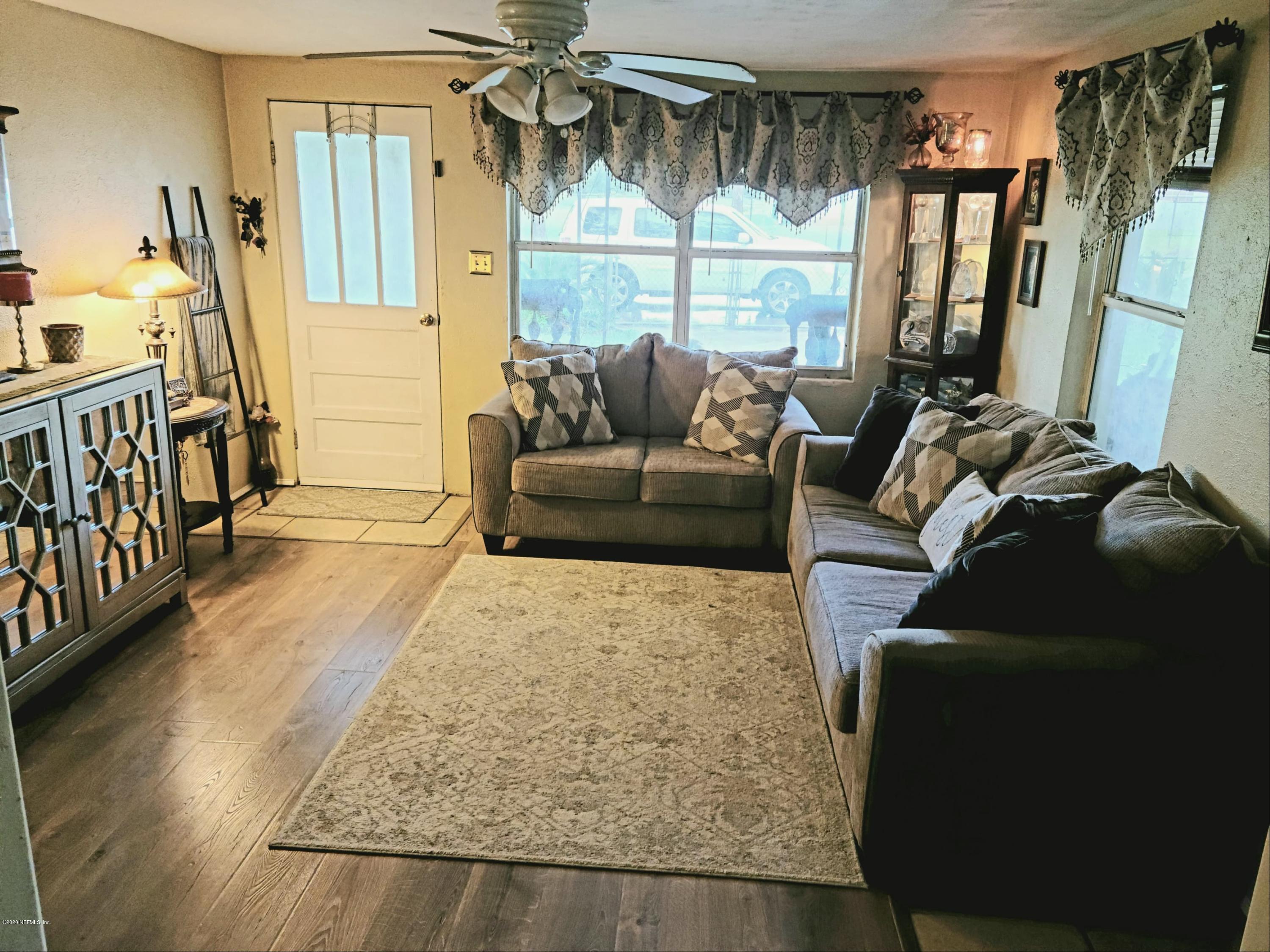 738 Alton Road Starke, FL 32091 - Photo 6 of 41 Livingroom