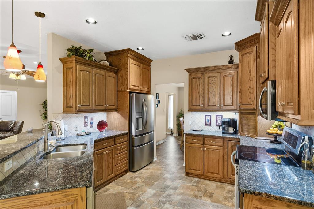 9111 County Road 313 Terrell, TX 75161 - Photo 21 of 40 a kitchen that has a lot of cabinets in it