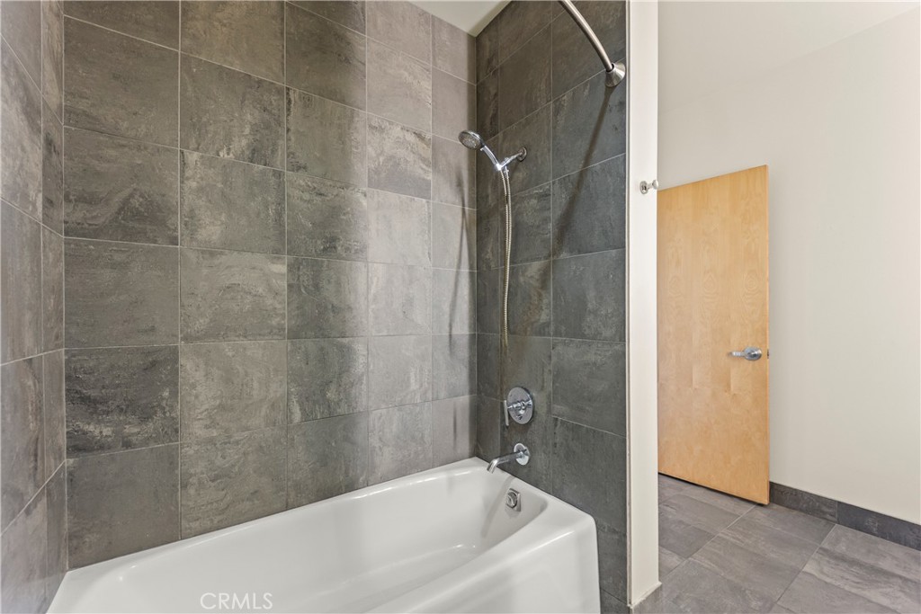 1100 South Hope Street, Unit 1704 Los Angeles, CA 90015 - Photo 17 of 26 a bathroom with a bathtub