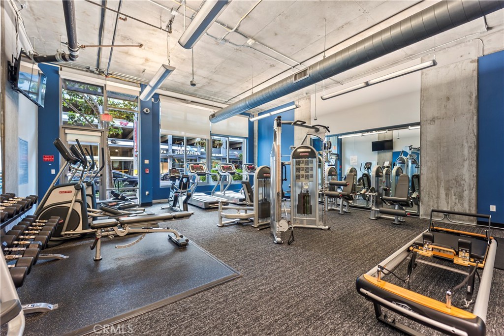 1100 South Hope Street, Unit 1704 Los Angeles, CA 90015 - Photo 22 of 26 a room with gym equipment