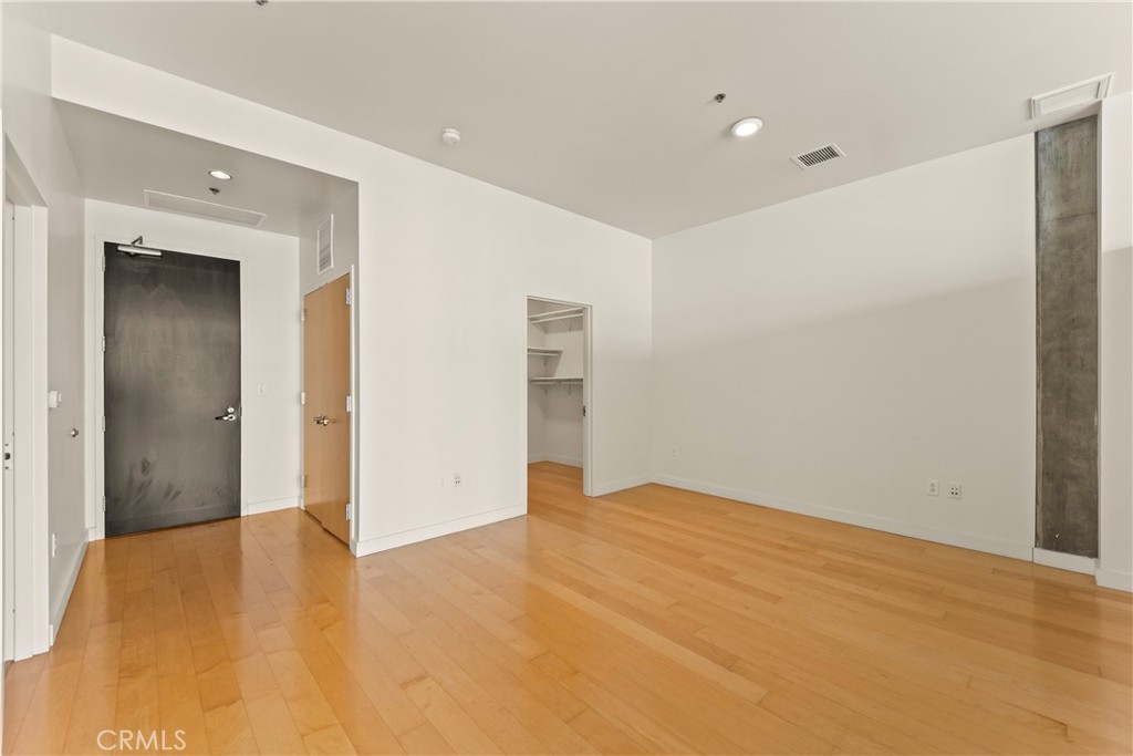 1100 South Hope Street, Unit 1704 Los Angeles, CA 90015 - Photo 5 of 26 a view of an empty room
