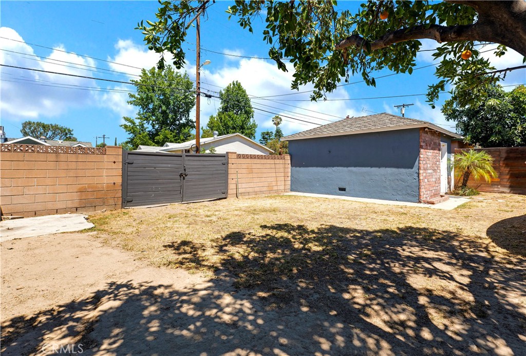 7517 Louise Avenue Lake Balboa, CA 91406 - Photo 14 of 18 a backyard of a house