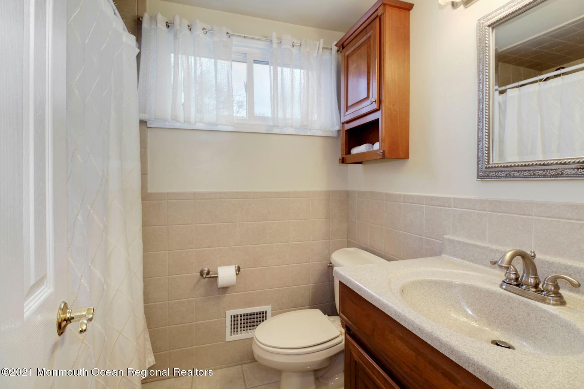 36 Lexington Road Howell, NJ 07731 - Photo 9 of 21 2nd floor hall bath