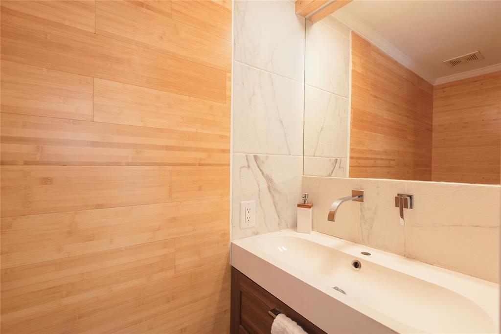14333 Preston Road, Unit 2807 Dallas, TX 75254 - Photo 18 of 31 Bathroom featuring vanity, tile walls, and crown molding