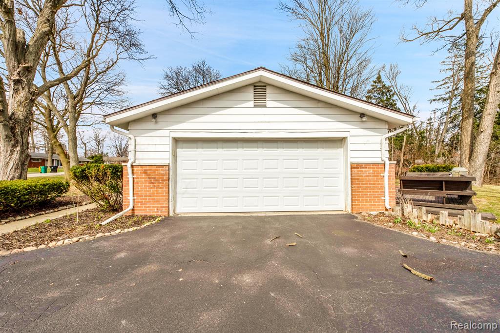 28390 New Castle Road Farmington, MI 48331 - Photo 7 of 37