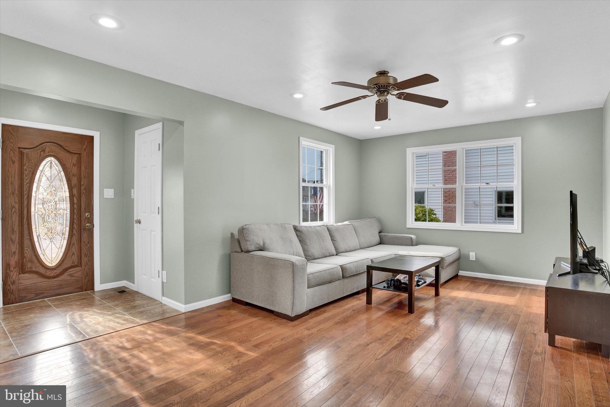 352 Poplar Road Essex, MD 21221 - Photo 4 of 26 Gallery Image 4