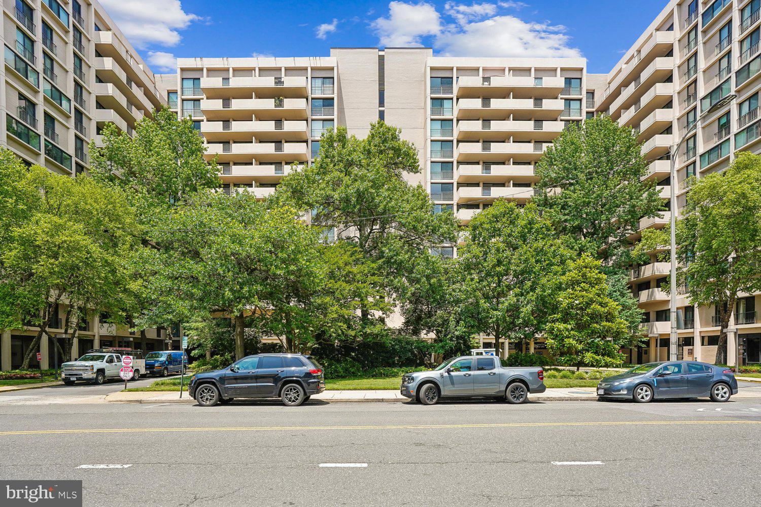 4141 North Henderson Road, Unit 904 Arlington, VA 22203 - Photo 1 of 46 Hyde Park Front Elevation