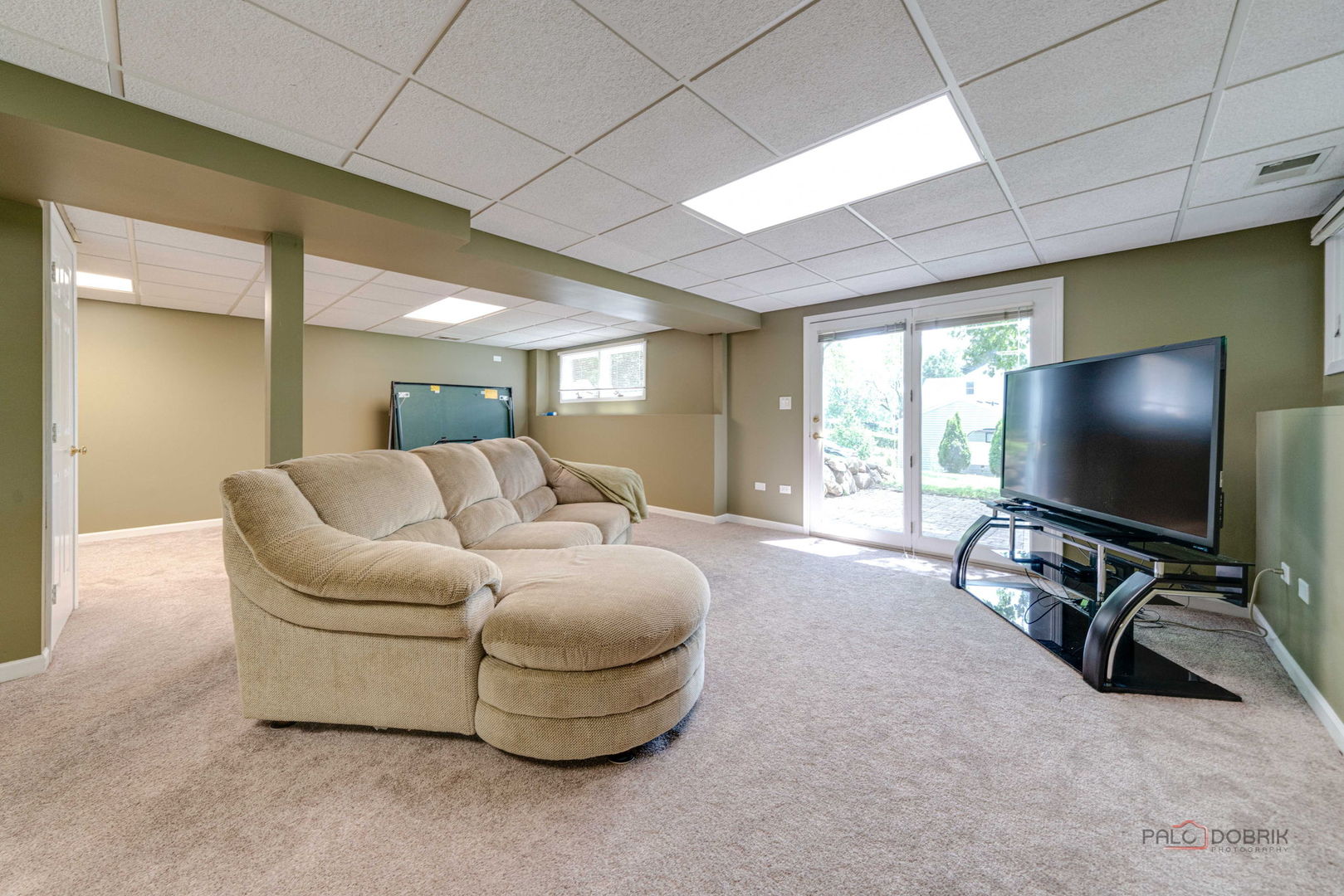 24 Hickory Road Oakwood Hills, IL 60013 - Photo 21 of 35 a living room with furniture and a flat screen tv