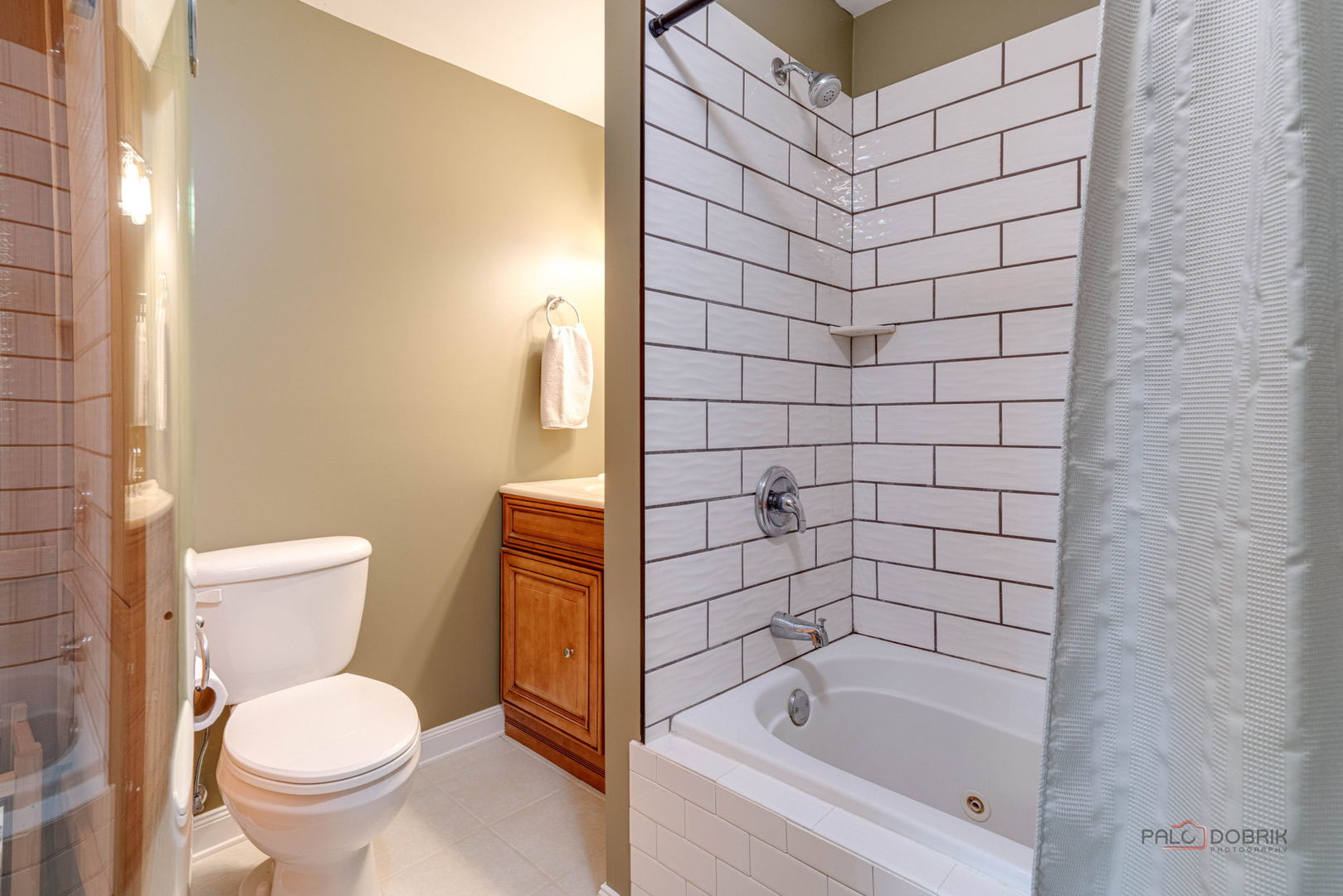 24 Hickory Road Oakwood Hills, IL 60013 - Photo 23 of 35 a bathroom with a toilet and a bathtub