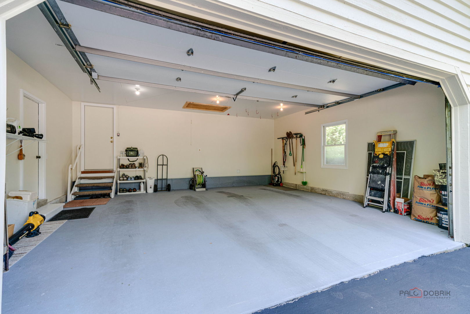 24 Hickory Road Oakwood Hills, IL 60013 - Photo 26 of 35 a view of a livingroom with closet