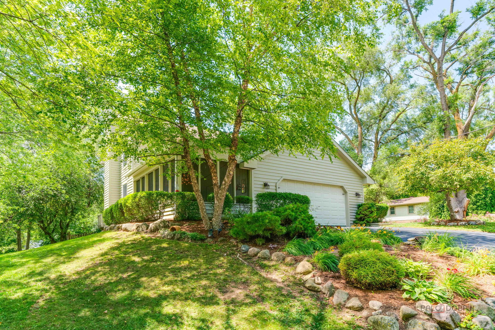 24 Hickory Road Oakwood Hills, IL 60013 - Photo 33 of 35 a front view of a house with garden