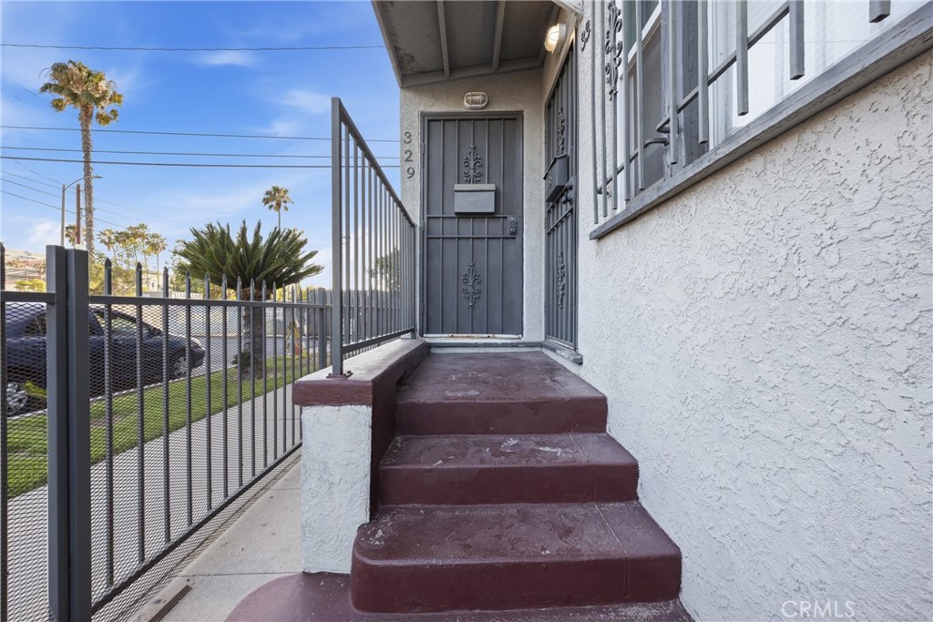325 East 14th Street Long Beach, CA 90813 - Photo 5 of 21 a view of entryway