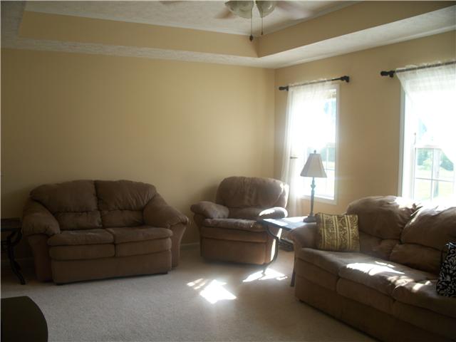 1554 Parker Road Manchester, TN 37355 - Photo 3 of 18 a living room with furniture and a window