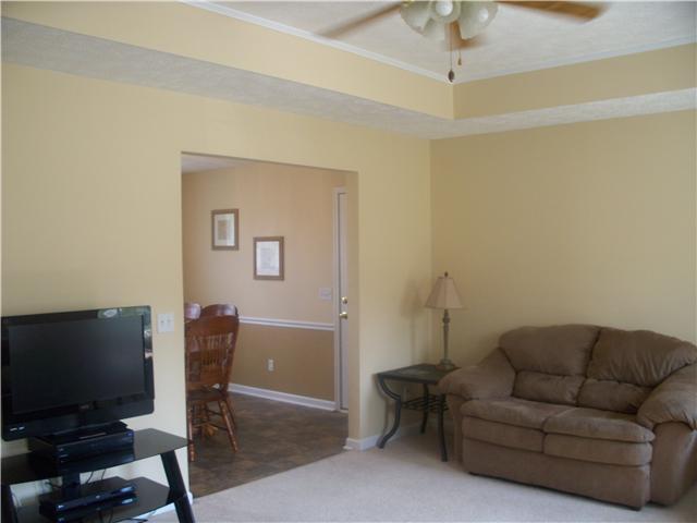 1554 Parker Road Manchester, TN 37355 - Photo 4 of 18 a living room with furniture and a flat screen tv