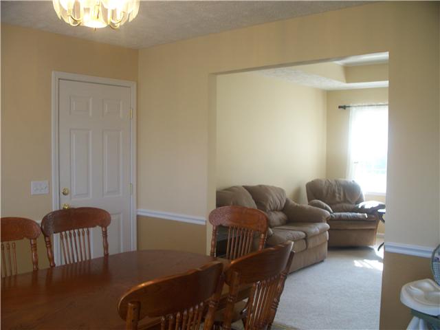 1554 Parker Road Manchester, TN 37355 - Photo 5 of 18 a living room with furniture and a window