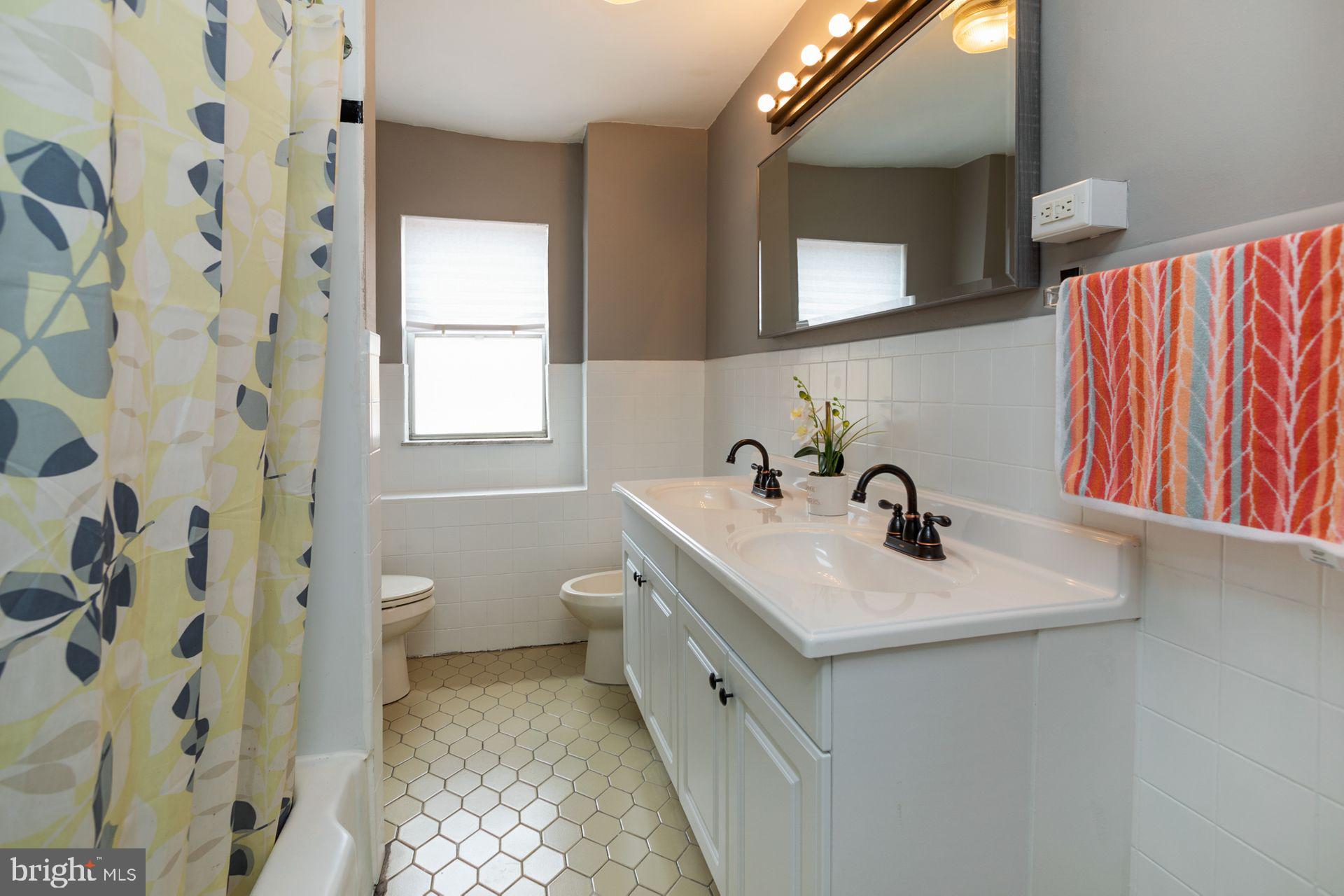 723 Tasker Street Philadelphia, PA 19148 - Photo 27 of 33 Full Bathroom