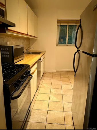 $2,100 | 150 Glenwood Avenue, Unit G1, Yonkers, NY 10703