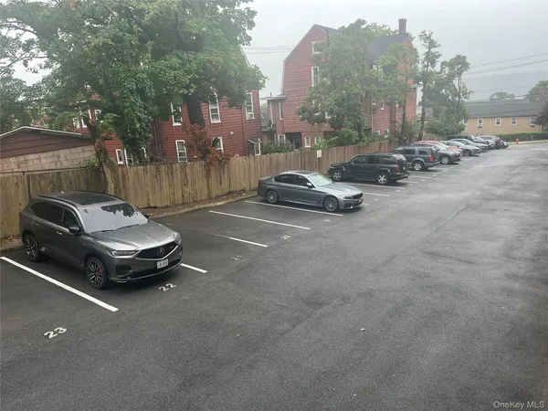$2,100 | 150 Glenwood Avenue, Unit G1, Yonkers, NY 10703