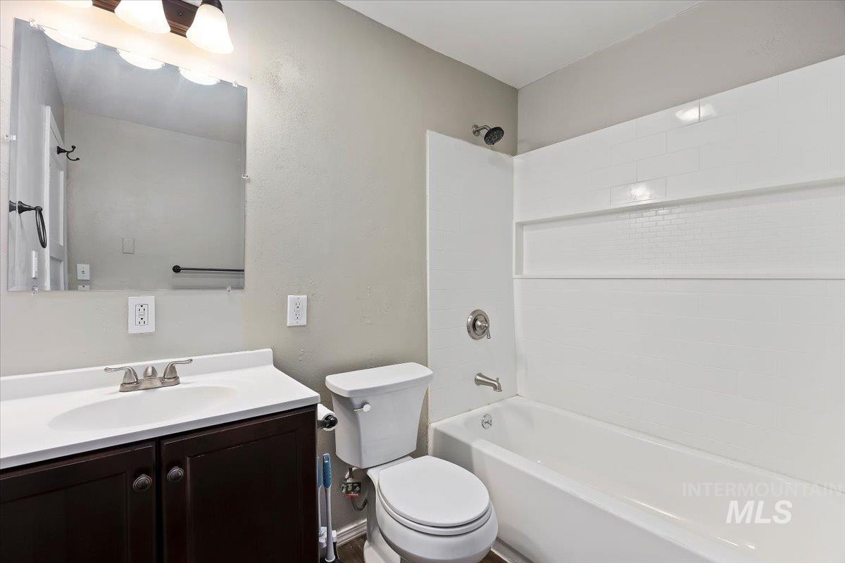 810 South 9th Street Rupert, ID 83350 - Photo 20 of 31 Full bath featuring bathing tub / shower combination, vanity, and a textured wall