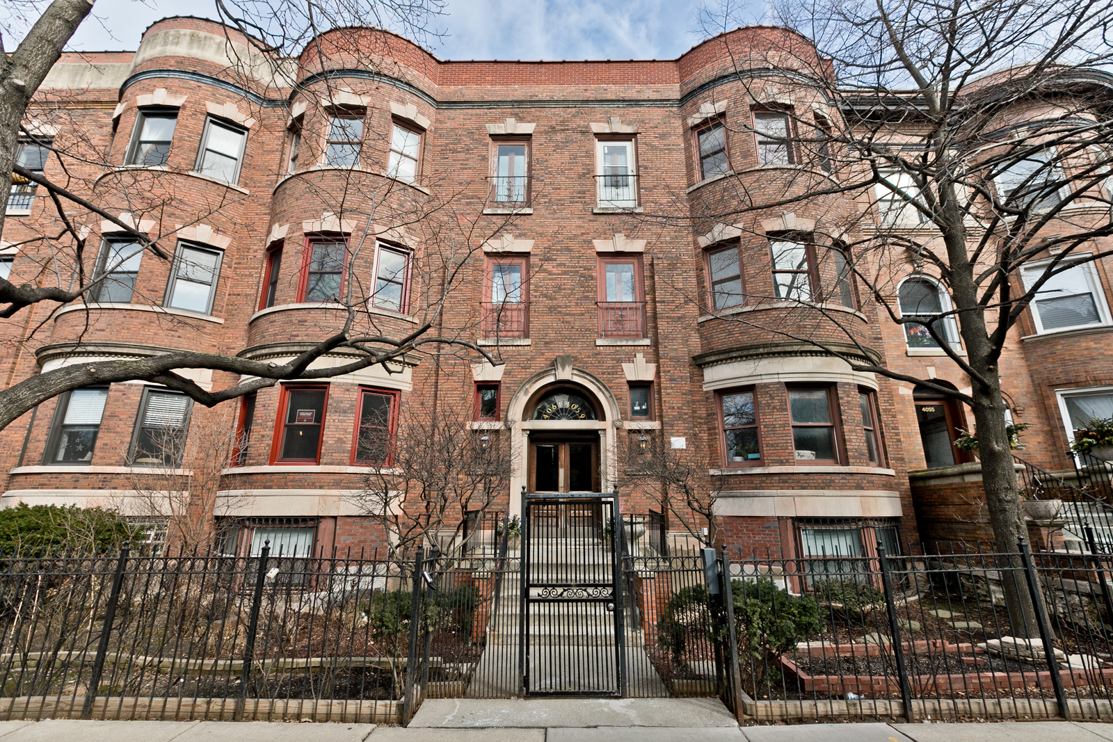 4061 North Sheridan Road, Unit G Chicago, IL 60613 - Photo 1 of 10 front view of a building