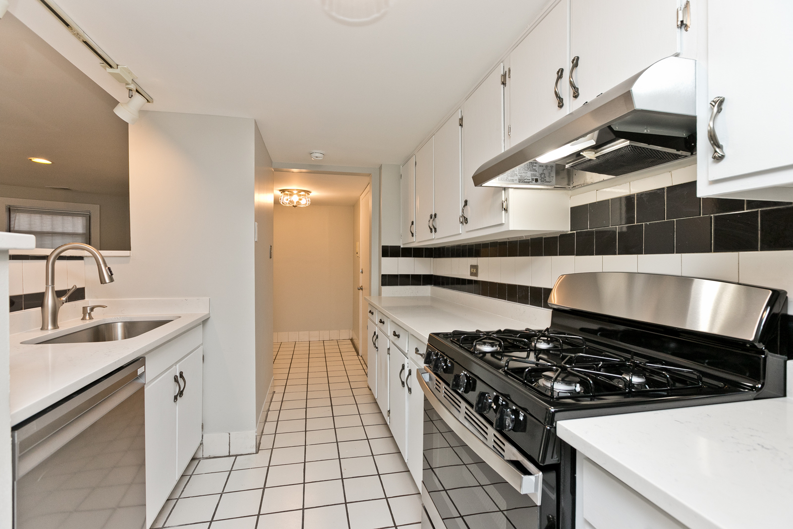 4061 North Sheridan Road, Unit G Chicago, IL 60613 - Photo 2 of 10 a kitchen with a stove and a sink