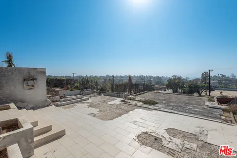 a view of the terrace of a house
