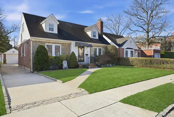 $4,995 | 18 Durham Road, New Hyde Park, NY 11040