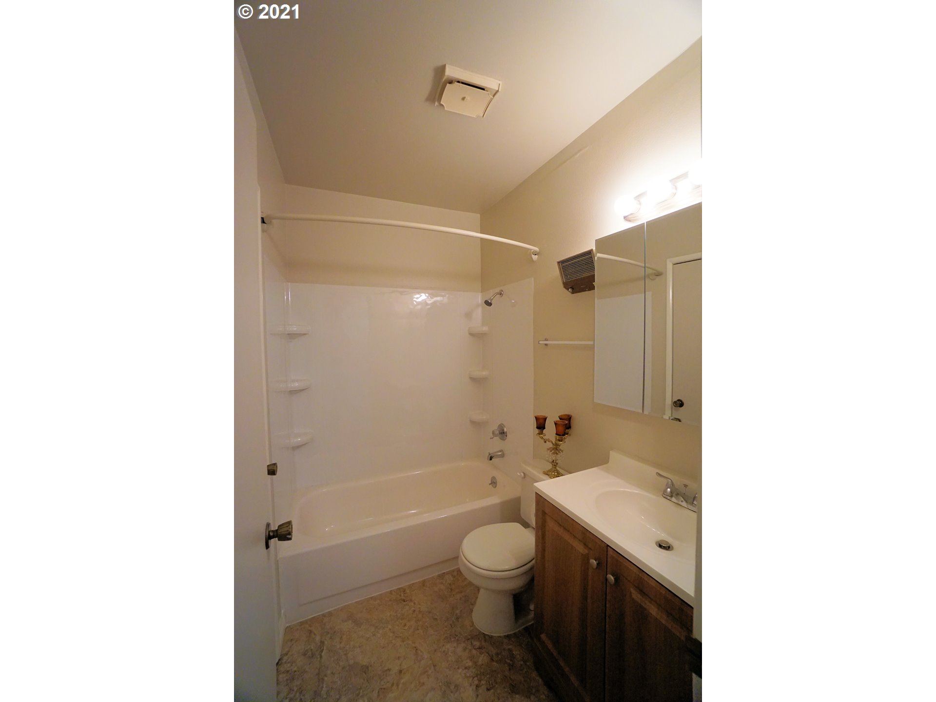 3128 Southwest Carson Street Portland, OR 97219 - Photo 14 of 31 Gallery Image 14