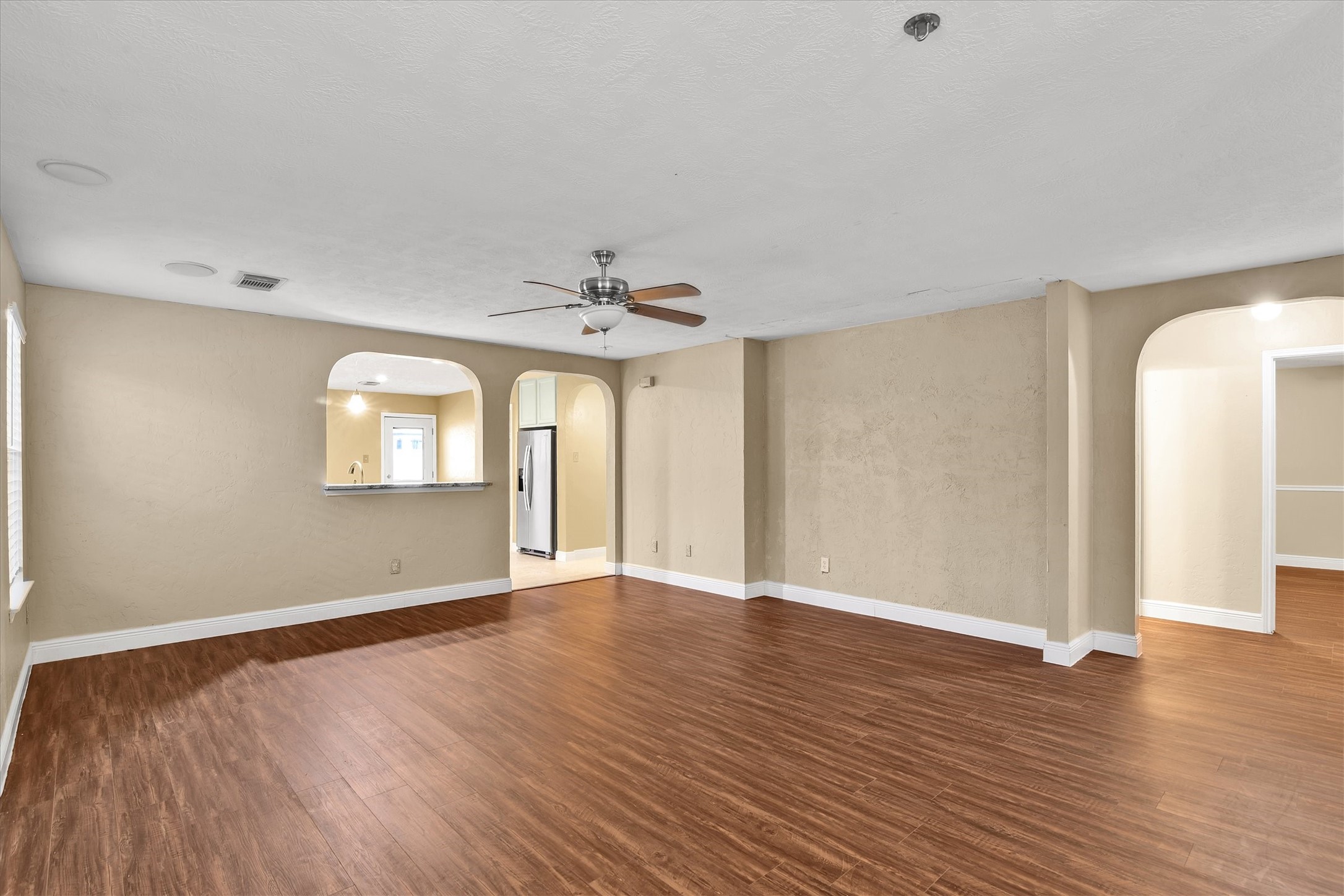 914 Ivycroft Lane Spring, TX 77373 - Photo 3 of 21 The living area is spacious and welcoming.