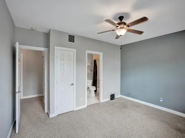 a view of a livingroom with a ceiling fan