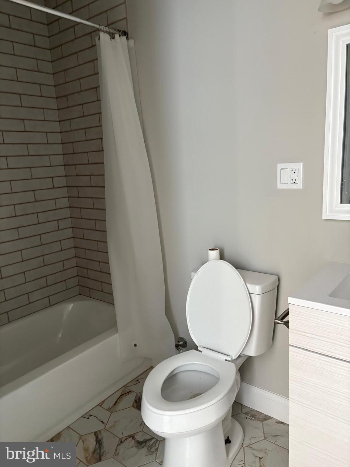 2900 North 5th Street, Unit 2 Philadelphia, PA 19133 - Photo 3 of 8 a bathroom with a toilet and a bathtub