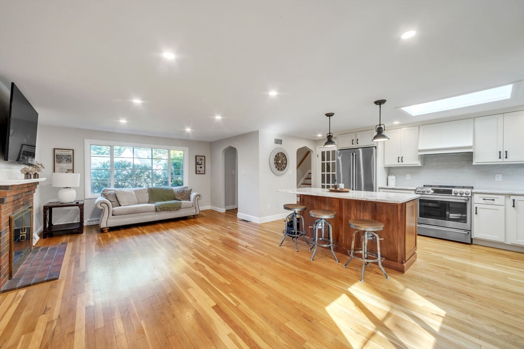 7 Hanford Road Stoneham, MA 02180 - Photo 5 of 28 Gallery Image 5