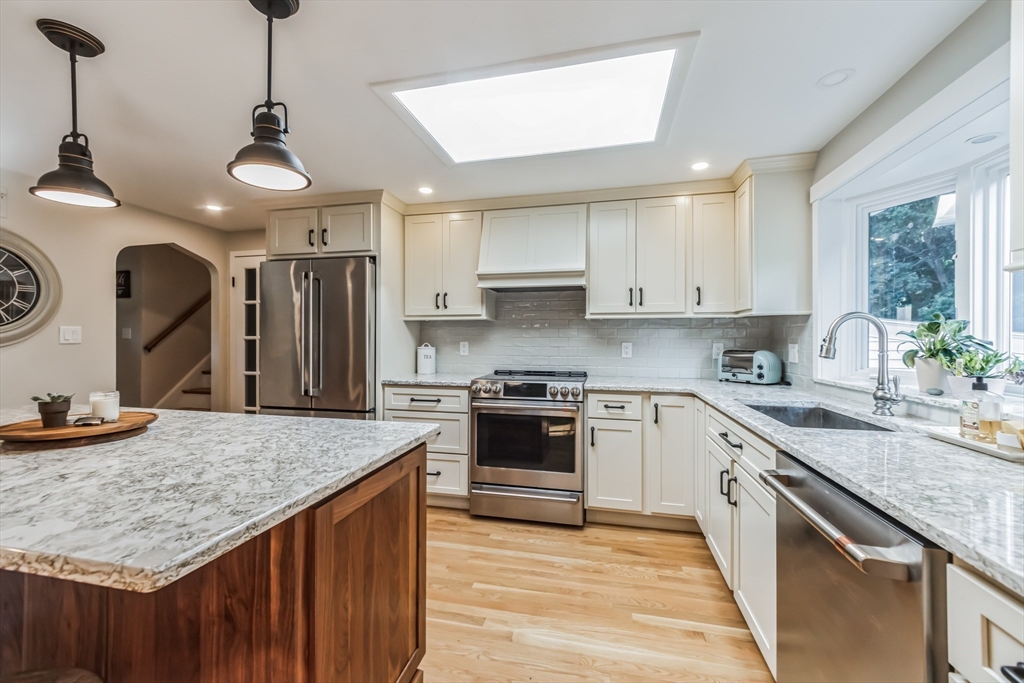 7 Hanford Road Stoneham, MA 02180 - Photo 6 of 28 Gallery Image 6