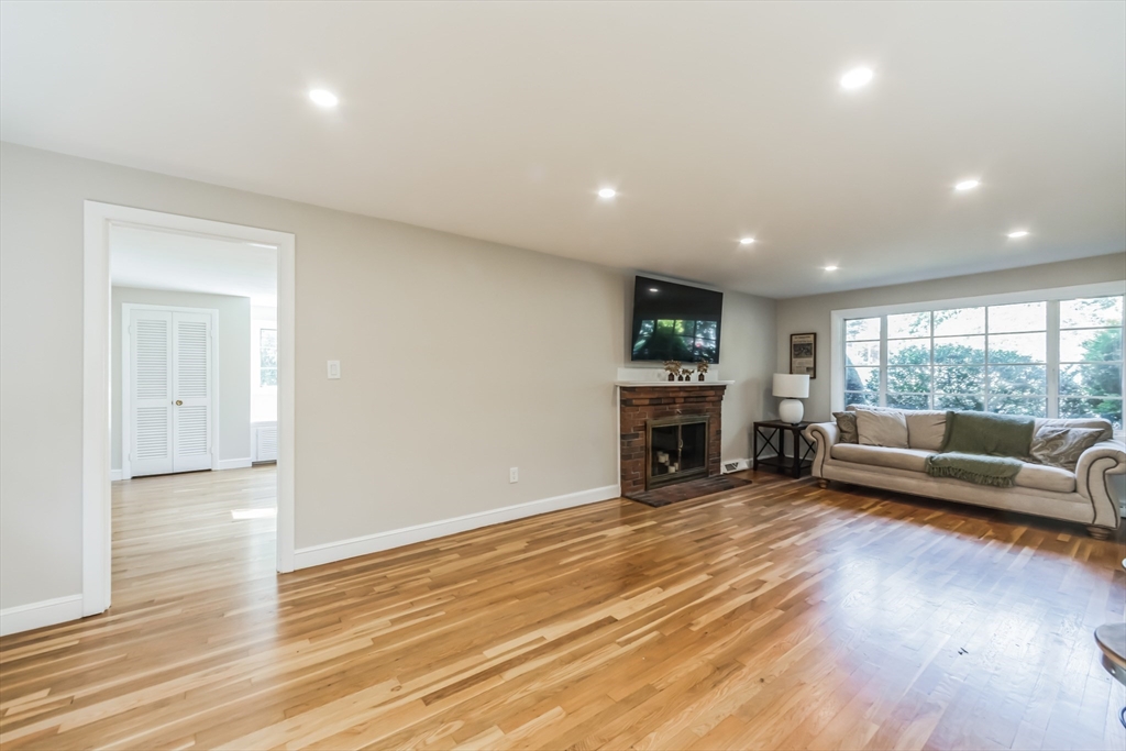 7 Hanford Road Stoneham, MA 02180 - Photo 8 of 28 Gallery Image 8