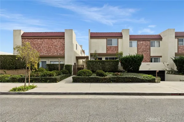 $900,000 | 2452 Chelsea Place, Unit M, Santa Monica, CA 90404