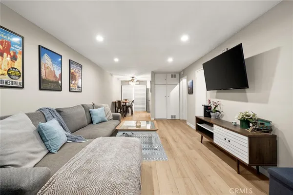 $900,000 | 2452 Chelsea Place, Unit M, Santa Monica, CA 90404
