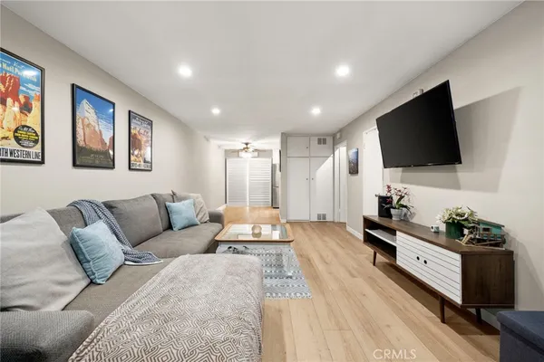 $900,000 | 2452 Chelsea Place, Unit M, Santa Monica, CA 90404